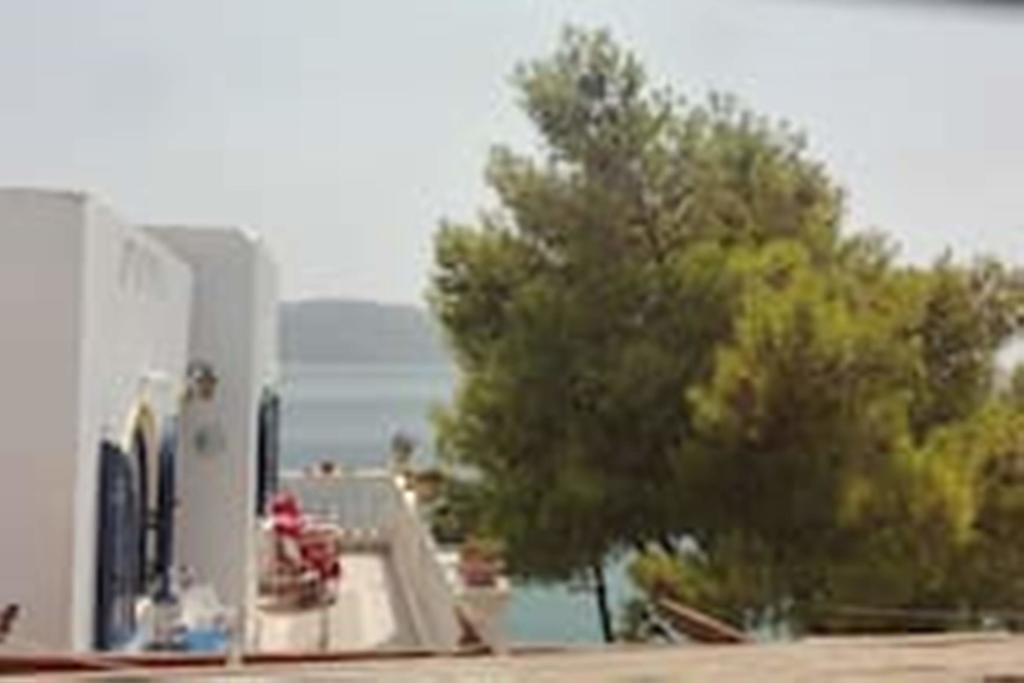 Wavedance Accommodation Salamina Exterior photo